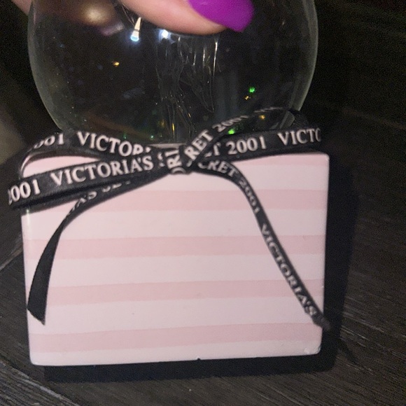 Vintage Victoria’s Secret Angel Glitter Snow Globe Music Box 2001 winter Y2K - Picture 3 of 5